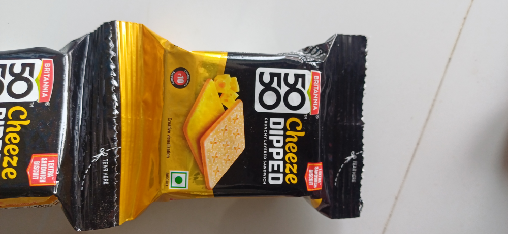 Britannia Cheeze Dipped Sandwiched Biscuit, 30g